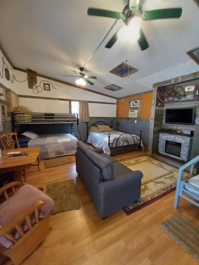 Acorn Hideaways Canton Old West Bunkhouse For 9 - Trail'S End Corral Exterior photo